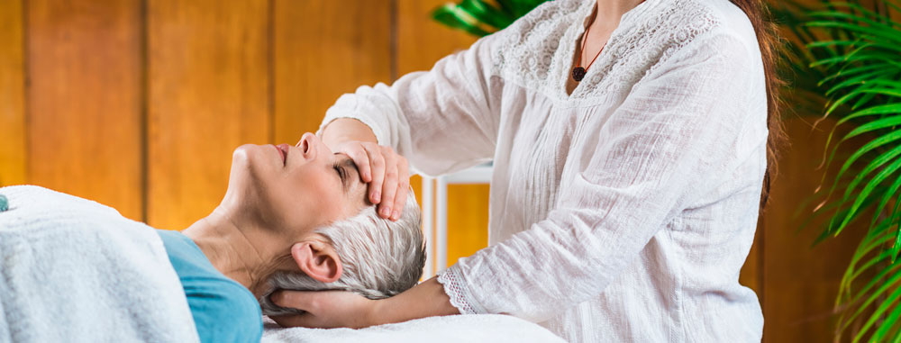 Kako premagati stres z reikijem s polaganjem rok